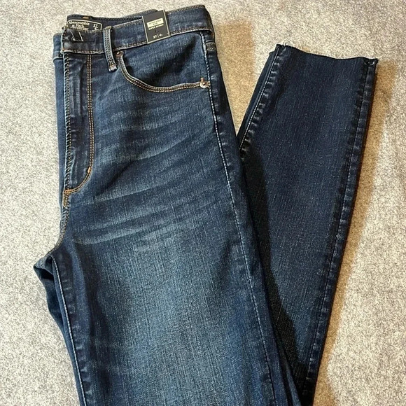 NWT's Abercrombie & Fitch Ultra High  Rise Super Skinny, size 27/4S - Picture 1 of 12